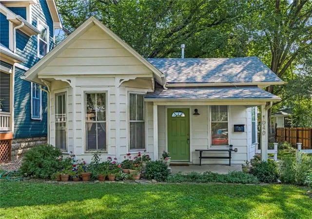 1st image of 1040 Pennsylvania St, Lawrence, KS 66044 | MLS# 2638477