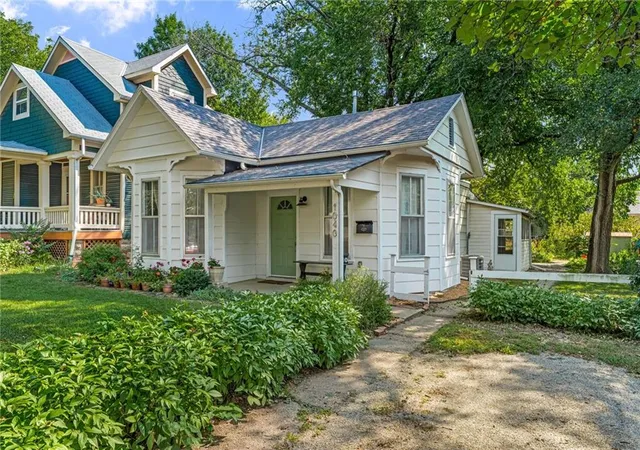 2nd image of 1040 Pennsylvania St, Lawrence, KS 66044 | MLS# 2638477