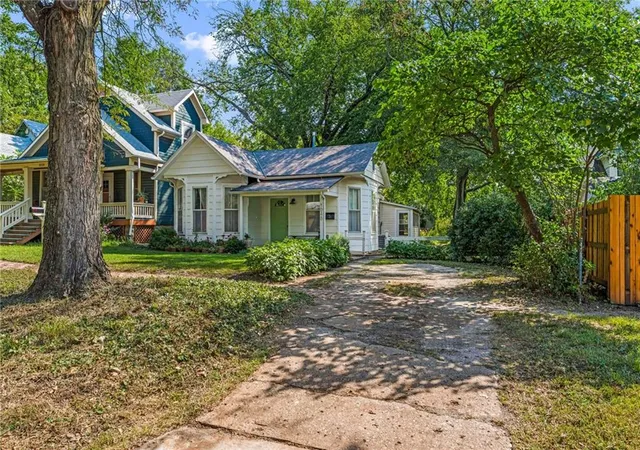 32nd image of 1040 Pennsylvania St, Lawrence, KS 66044 | MLS# 2638477