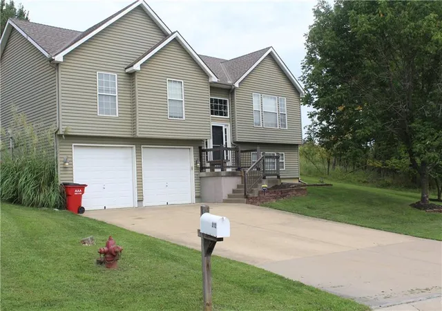 Photo 2 of Single family home for sale at 212 Whispering Hills Blvd, Lone Jack, MO 64070 | MLS# 2638482 | Listing updated on 2026-10-02