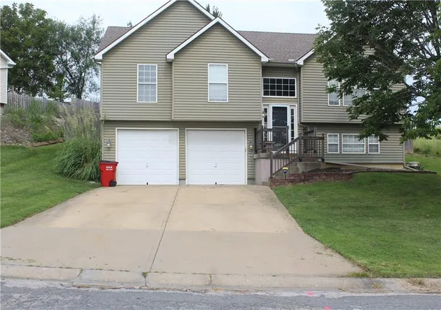 Photo 3 of Single family home for sale at 212 Whispering Hills Blvd, Lone Jack, MO 64070 | MLS# 2638482 | Listing updated on 2026-10-02