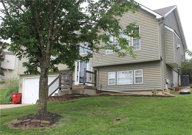 Photo 4 of Single family home for sale at 212 Whispering Hills Blvd, Lone Jack, MO 64070 | MLS# 2638482 | Listing updated on 2026-10-02