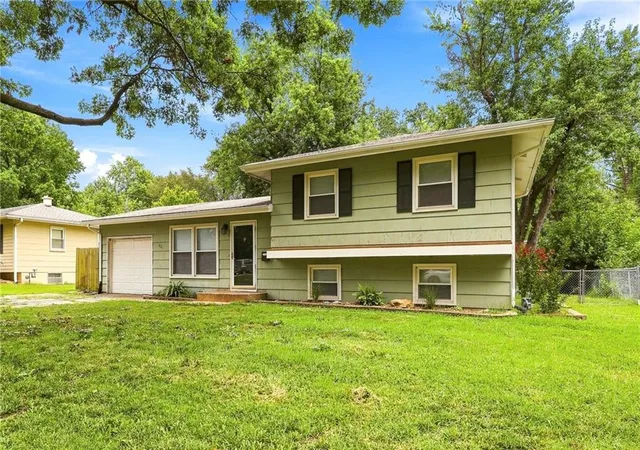 1st image of 621 Nw Fair Ln, Lee's Summit, MO 64063 | MLS# 2638511