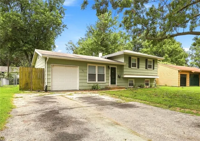 2nd image of 621 Nw Fair Ln, Lee's Summit, MO 64063 | MLS# 2638511
