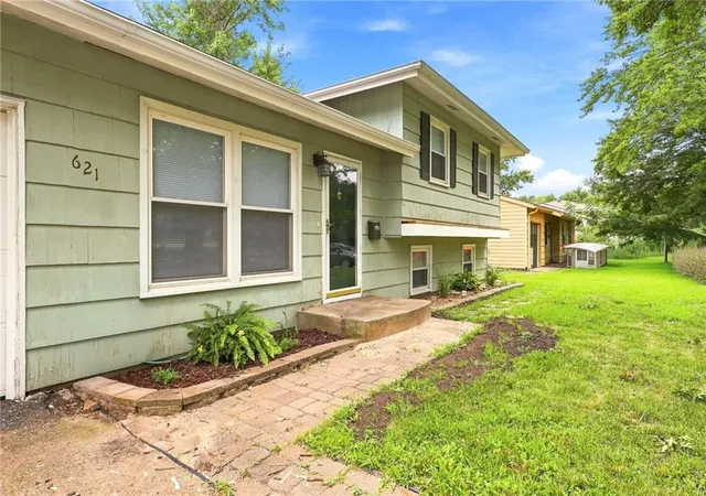 3rd image of 621 Nw Fair Ln, Lee's Summit, MO 64063 | MLS# 2638511