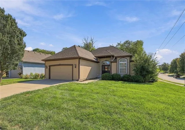 Photo 3 of Single family home for sale at 9451 N Adrian Ave, Kansas City, MO 64154 | MLS# 2638523 | Listing updated on 2026-10-07