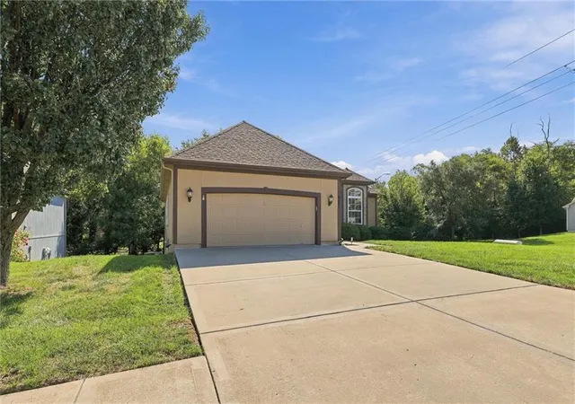 Photo 3 of Single family home for sale at 9451 N Adrian Ave, Kansas City, MO 64154 | MLS# 2638523 | Listing updated on 2026-10-07
