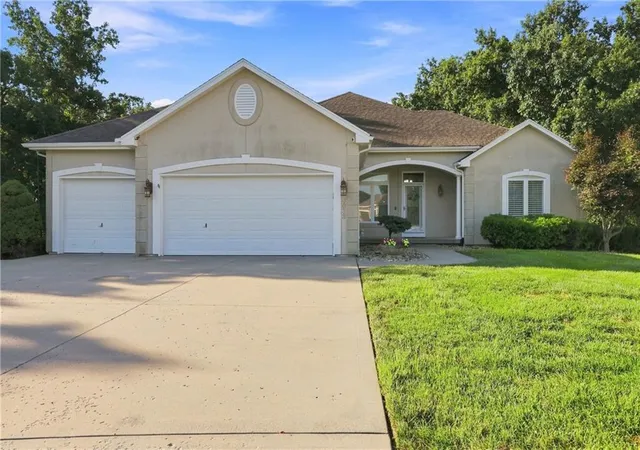 Photo 1 of Sale Pending at 6833 Woodside Ave, Kansas City, MO 64133 | MLS# 2638542 | Listing updated on 2026-09-07