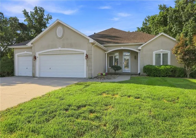 Photo 2 of Sale Pending at 6833 Woodside Ave, Kansas City, MO 64133 | MLS# 2638542 | Listing updated on 2026-09-07