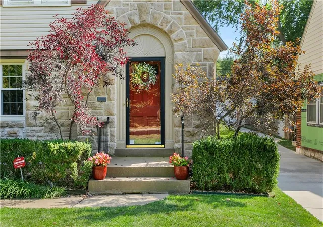 2nd image of 421 E 74th Ter, Kansas City, MO 64131 | MLS# 2638544