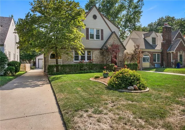 3rd image of 421 E 74Th Ter, Kansas City, MO 64131 | MLS# 2638544