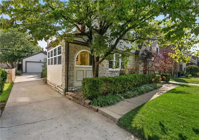 4th image of 421 E 74Th Ter, Kansas City, MO 64131 | MLS# 2638544