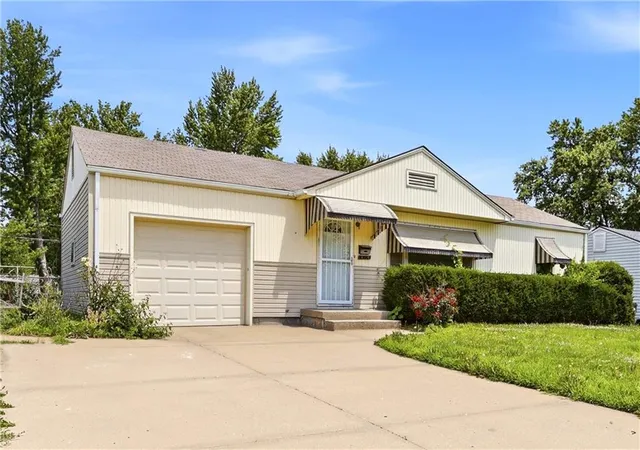 2nd image of 12306 E 48th St S, Independence, MO 64055 | MLS# 2638548