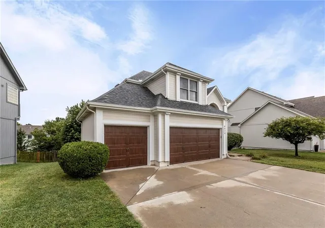 Photo 3 of Sale Pending at 9924 N Marsh Ave, Kansas City, MO 64157 | MLS# 2638567 | Listing updated on 2026-09-16