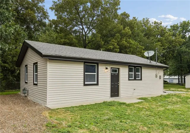 1st image of 623 E 7th St, Tonganoxie, KS 66086 | MLS# 2638577