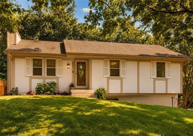 Photo 2 of Sale Pending at 6901 N Mercier St, Kansas City, MO 64118 | MLS# 2638596 | Listing updated on 2026-08-31