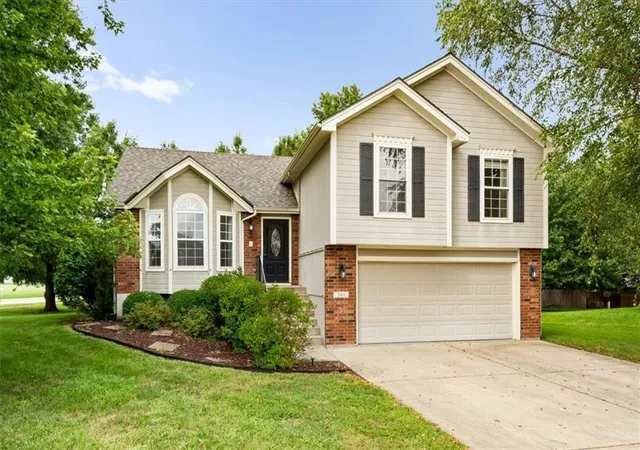 Photo 1 of Single family home for sale at 201 Mesa Dr, Smithville, MO 64089 | MLS# 2638598 | Listing updated on 2026-09-17