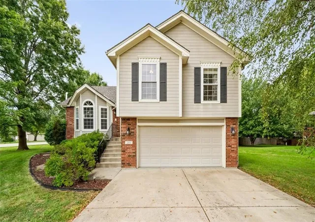 Photo 2 of Single family home for sale at 201 Mesa Dr, Smithville, MO 64089 | MLS# 2638598 | Listing updated on 2026-09-17