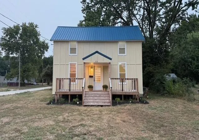 Photo 2 of Single family home for sale at 719 W Olive St, Bolivar, MO 65613 | MLS# 2638610 | Listing updated on 2026-08-28