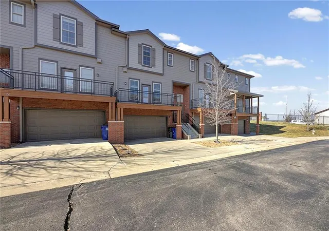 3rd image of 5245 Overland Dr #B25, Lawrence, KS 66049 | MLS# 2638616