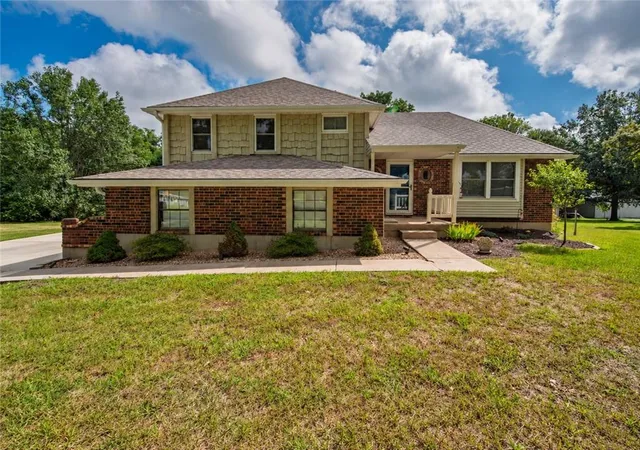 Photo 2 of Single family home for sale at 10505 S Munro Rd, Lone Jack, MO 64070 | MLS# 2638617 | Listing updated on 2026-10-05