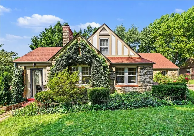 Photo 1 of Single family home for sale at 1902 Lake Dr, Independence, MO 64055 | MLS# 2638624 | Listing updated on 2026-09-17