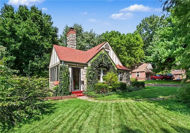 Photo 2 of Single family home for sale at 1902 Lake Dr, Independence, MO 64055 | MLS# 2638624 | Listing updated on 2026-09-17