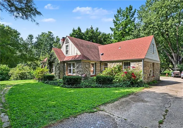 Photo 3 of Single family home for sale at 1902 Lake Dr, Independence, MO 64055 | MLS# 2638624 | Listing updated on 2026-09-17