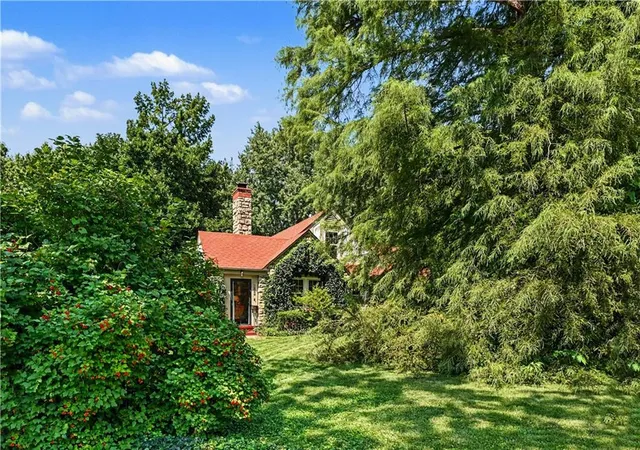 Photo 3 of Single family home for sale at 1902 Lake Dr, Independence, MO 64055 | MLS# 2638624 | Listing updated on 2026-09-17