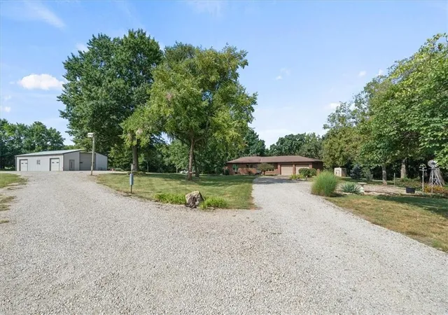 4th image of 23776 Clare Rd, Paola, KS 66071 | MLS# 2638627