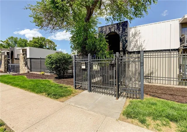 1st image of 4157 Roanoke Rd, Kansas City, MO 64111