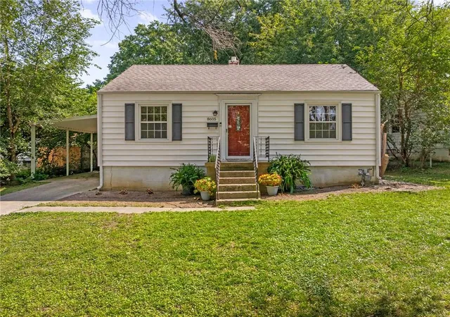 Photo 1 of Single family home for sale at 8605 Summit St, Kansas City, MO 64114 | MLS# 2638641 | Listing updated on 2026-09-18