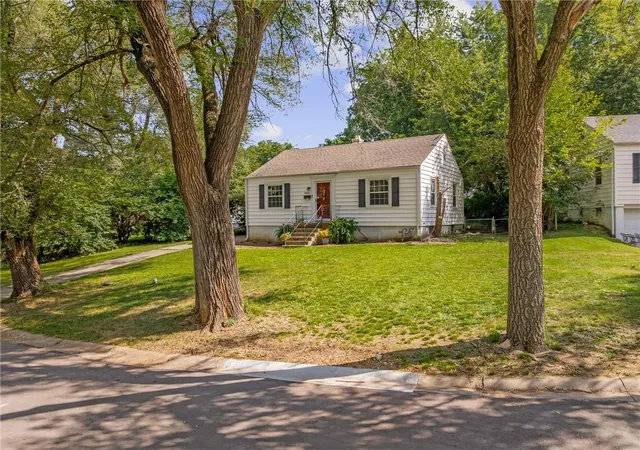 Photo 3 of Single family home for sale at 8605 Summit St, Kansas City, MO 64114 | MLS# 2638641 | Listing updated on 2026-09-18