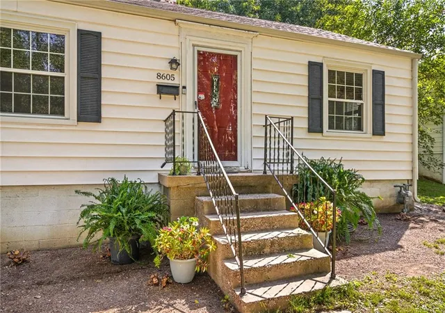 Photo 3 of Single family home for sale at 8605 Summit St, Kansas City, MO 64114 | MLS# 2638641 | Listing updated on 2026-09-18