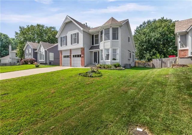 Photo 3 of Sale Pending at 6418 Aminda St, Shawnee, KS 66226 | MLS# 2638643 | Listing updated on 2026-08-30