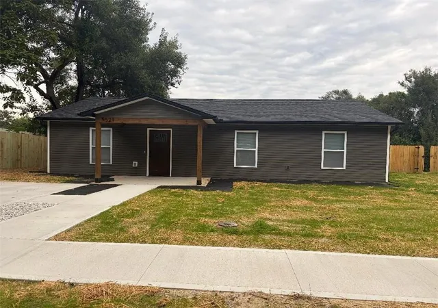 1st image of 5525 S 1st St, St Joseph, MO 64504 | MLS# 2638645