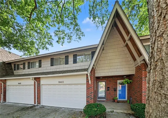 Photo 3 of Sale Pending at 10423 Ash St, Overland Park, KS 66207 | MLS# 2638646 | Listing updated on 2026-09-03