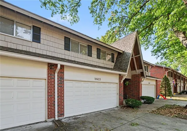 Photo 3 of Sale Pending at 10423 Ash St, Overland Park, KS 66207 | MLS# 2638646 | Listing updated on 2026-09-03