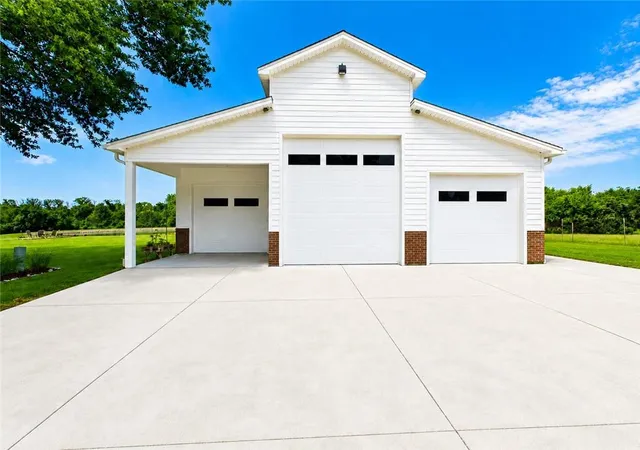Photo 3 of Single family home for sale at 3318 S Bellechase Dr, Grain Valley, MO 64029 | MLS# 2638648 | Listing updated on 2026-09-03