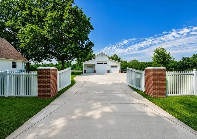 Photo 3 of Single family home for sale at 3318 S Bellechase Dr, Grain Valley, MO 64029 | MLS# 2638648 | Listing updated on 2026-09-03