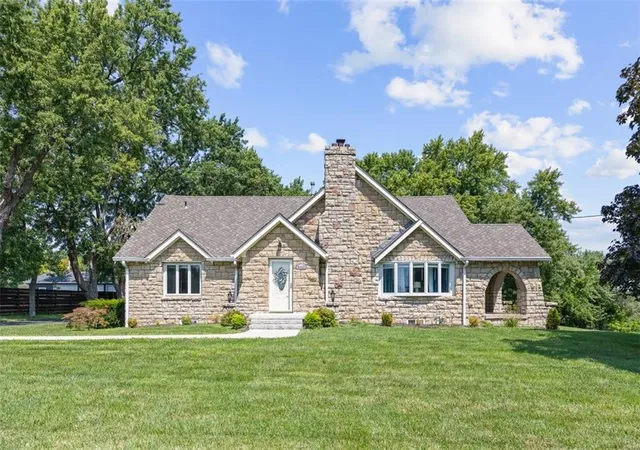 2nd image of 5040 County Line Rd, Kansas City, KS 66106 | MLS# 2638650