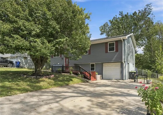 Photo 2 of Sale Pending at 633 Valley Hill Dr, Knob Noster, MO 65336 | MLS# 2638652 | Listing updated on 2026-09-28