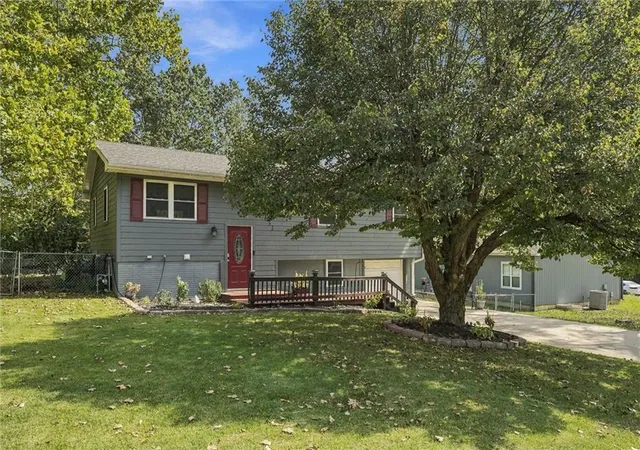 Photo 3 of Sale Pending at 633 Valley Hill Dr, Knob Noster, MO 65336 | MLS# 2638652 | Listing updated on 2026-09-28