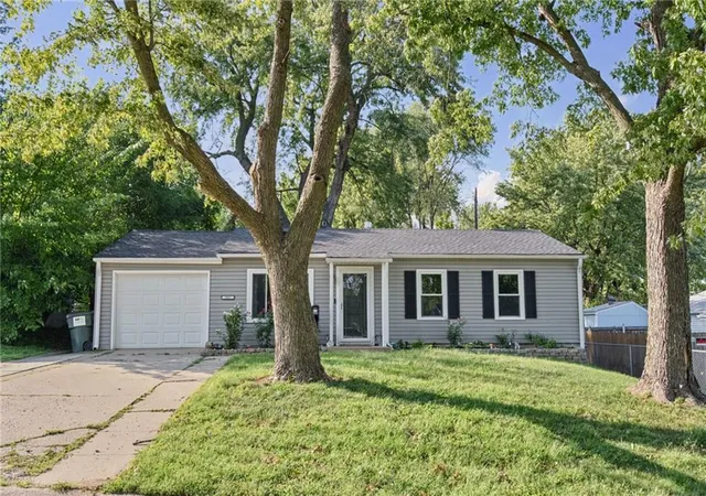Photo 3 of Single family home for sale at 302 E 3rd Dr S, Independence, MO 64050 | MLS# 2638673 | Listing updated on 2026-10-04