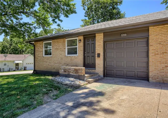 Photo 2 of Sale Pending at 1200 N Osage St, Independence, MO 64050 | MLS# 2638674 | Listing updated on 2026-09-25