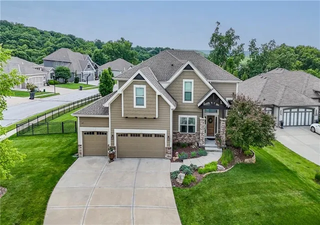 Photo 2 of Sale Pending at 15053 Eagle Ln, Parkville, MO 64152 | MLS# 2638682 | Listing updated on 2026-10-01