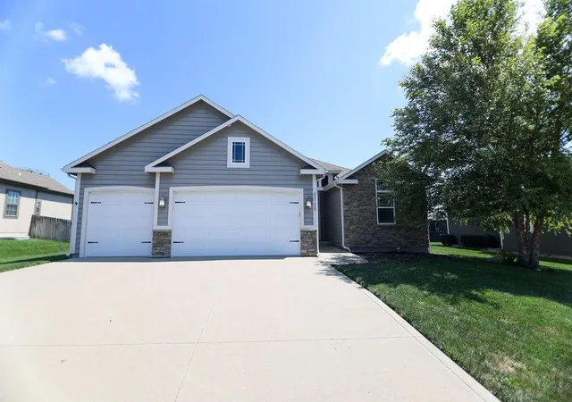 Photo 1 of Single family home for sale at 3725 N 154th St, Basehor, KS 66007 | MLS# 2638684 | Listing updated on 2026-09-20
