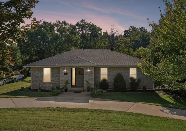 1st image of 919 Shawnee St, Tonganoxie, KS 66086 | MLS# 2638685