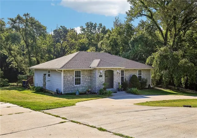 3rd image of 919 Shawnee St, Tonganoxie, KS 66086 | MLS# 2638685