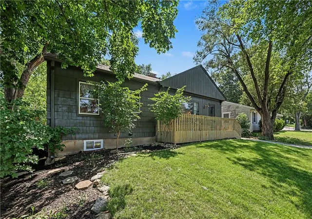 3rd image of 6029 Woodson St, Mission, KS 66202 | MLS# 2638692
